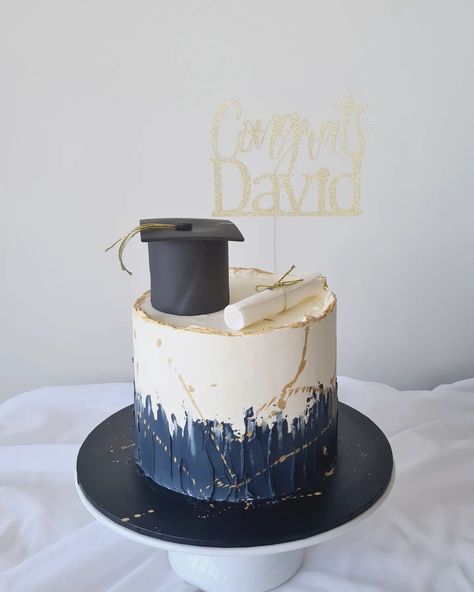 Congratulations on your graduation, David 🧑‍🎓🎉🎓 {Graduation} #graduationcake #goldsplattercake #goldsplatter #graduationhat #congratulationcake #werribeecakes #werribeecakes #werribeesouth #quandong #wyndhamharbour #wyndham #wyndhamvale #hopperscrossing #manorlakes #williamslanding #pointcookcakes #pointcook #sanctuarylakes College Cake, Splatter Cake, Congratulations Cake, Congratulations On Your Graduation, Graduation Hat, Graduation Cakes, Cake, Quick Saves