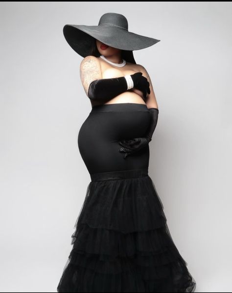 1920 Fashion Women, Pregnacy Fashion, Maternity Shoot Outfit, Maternity Picture Outfits, Maternity Studio Photoshoot, Fall Maternity Photos, Cute Pregnancy Pictures, Maternity Photography Poses Couple, Maternity Photography Poses Pregnancy Pics