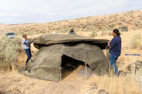 Covering the Trench | Desert Survival | How To Make A Shelter In The Hot Desert #survivalclothing Desert Survival, Survival Prepping Diy, Bushcraft Shelter, Survival Clothing, Hot Desert, Survival Supplies, Survival Shelter, Survival Equipment, Survival Techniques