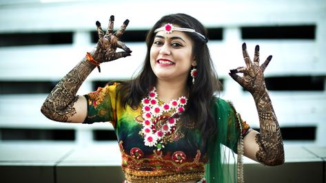 Mehandi Photoshoot Ideas With Friends, Mehndi Stills, Mehndi Shoot Wedding Photography, Mehandi Stills, Mhendi Photo, Mehandi Poses For Bride, Mehandi Pose, Mehandi Shoot, Mehandi Poses