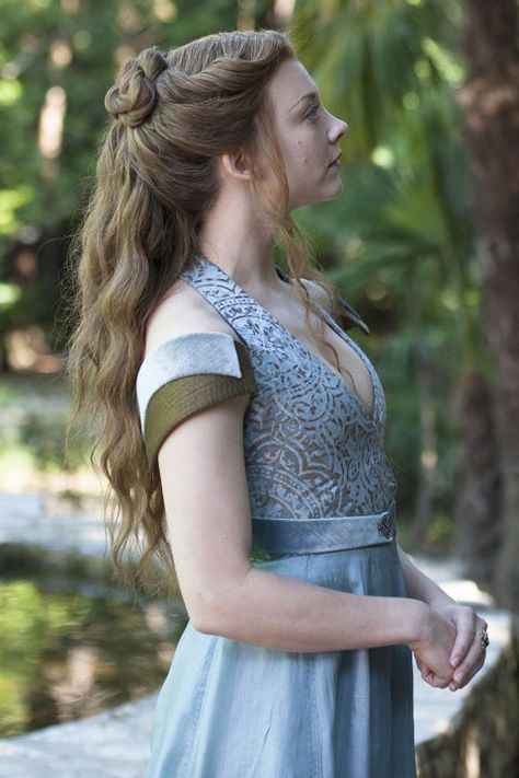 Margaery's romantic half knot and loose waves. See the 7 other best hairstyles on Game of Thrones worth trying IRL. Game Of Thrones Dress, Medieval Hairstyles, Margaery Tyrell, Twisted Hair, Vlasové Trendy, Gra O Tron, Fantasy Hair, Braids With Curls, Gambar Figur