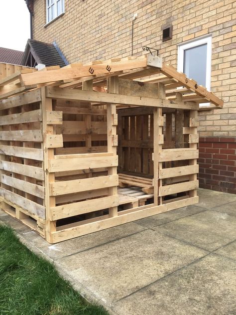 Pallet house Casa In Pallet, Pallet Playhouse, Outdoor Pallet Projects, Pallet Building, Pallet Shed, Build A Playhouse, Pallet House, Woodworking For Kids, Outdoor Sheds