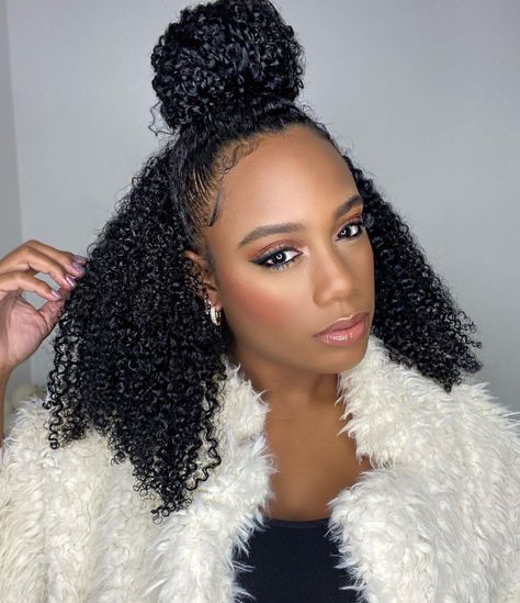 Hairstyle with Curly Clip-In Extensions for Black Women Pineapple Natural Hair, Curly Clip In Extensions, Half Up Top Knot, Updo Hairstyles For Black Women, Nails Aesthetics, Pineapple Hairstyle, Daytime Glam, Feminine Hairstyles, Sew In Hair Extensions