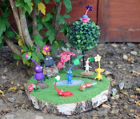 I made this Pikmin diorama using polymer clay and other materials. Watch the sculpting process on my YouTube channel! :) Pikmin Polymer Clay, Pikmin Clay, Forest Scenery, Modeling Clay, Tiny World, Clay Figures, Fantasy Art Landscapes, Clay Creations, Art Toy