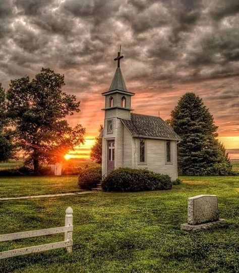 Small Chapels, Abandoned Churches, Old Country Churches, Country Churches, Church Pictures, Take Me To Church, Beautiful Churches, Country Church, Scenery Pictures