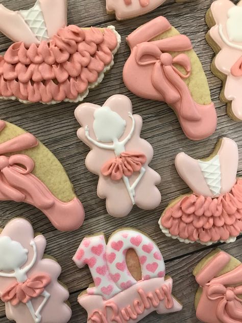 Ballerina Cookies Decorated, Ballet Cookies Decorated, Greenery Cookies, Ballet Cookies, Nutcracker Cookies, Flooded Cookies, Nutcracker Christmas Party, Ballet Cakes, Ballerina Cookies