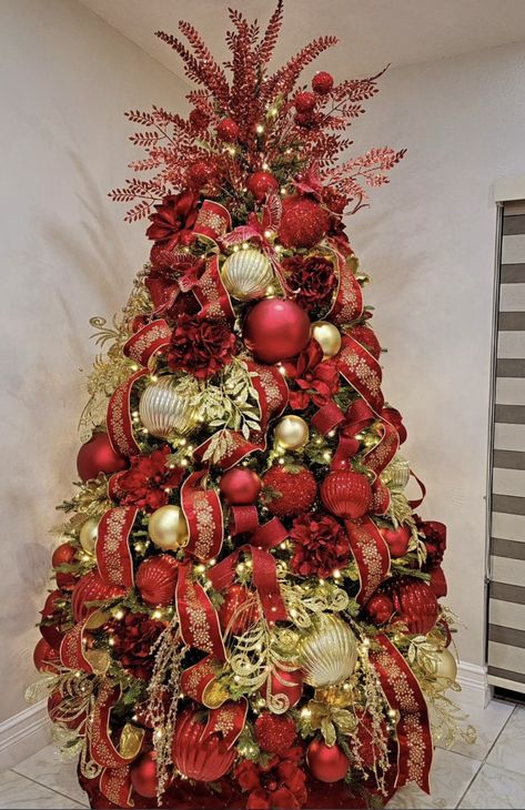 Are you looking to make your Christmas tree truly magical this year? These 30 Stunning Christmas Tree Decoration Ideas will inspire you to create a show-stopping centerpiece for your holiday decor! Elegant Red And Gold Christmas Tree, Red Gold Christmas Tree Ideas, How To Put Ornaments On A Tree, Christmas Tree Decoration Ideas, Tree Decoration Ideas, Red And Gold Christmas, Red Gold Christmas, Christmas Tree Decor Ideas, Tree Decor Ideas