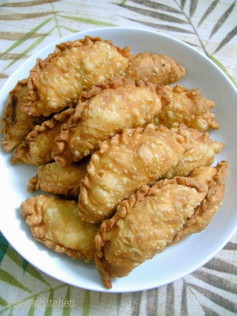 Indonesian Style Curry Puffs Curry Puff Recipe, Malaysian Curry, Curry Puffs, Curry Puff, Coconut Filling, Empanadas Dough, Malay Food, Malaysian Cuisine, Meat Pies