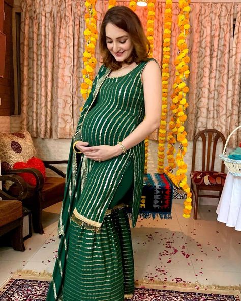 Godh Bharai - How to Have a Virtual Indian Baby Shower Pregnancy Indian Outfits, Godh Bharai Outfit Indian, Baby Shower Dress Ideas, Baby Shower Indian, Indian Baby Showers, Outfit Indian, Cute Pregnancy Pictures, Baby Shower Dress, India Clothes