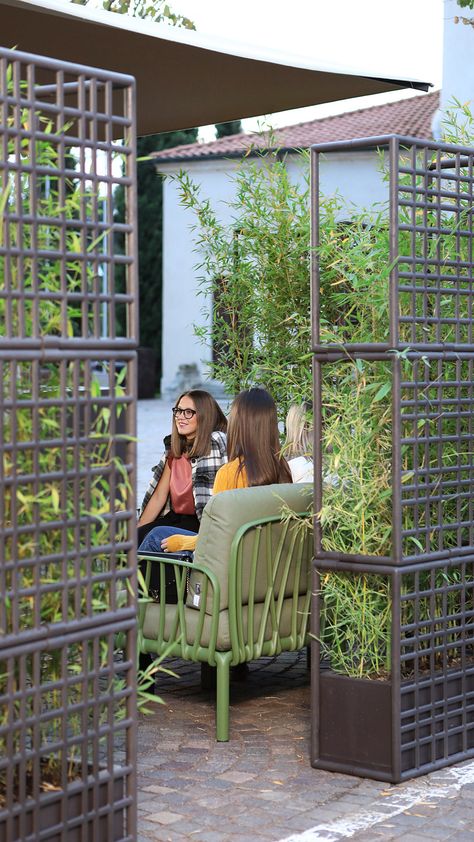 Garden Partition Ideas Outdoor Screens, Commercial Outdoor Spaces, Outdoor Partition Ideas, Cafe Partition Design, Restaurant Patio Fence, Garden Partition Ideas, Partition With Plants, Outdoor Partition Wall, Terrace Partition