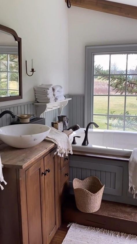 Country En Suite Bathroom, Victorian Cottage Bathroom, Farmhouse Country Bathroom, English Country Style Bathroom, Bathroom English Cottage, English Country House Bathroom, English Farmhouse Bathroom, Nancy Meyers Aesthetic Bathroom, Old Fashioned Bathroom Ideas