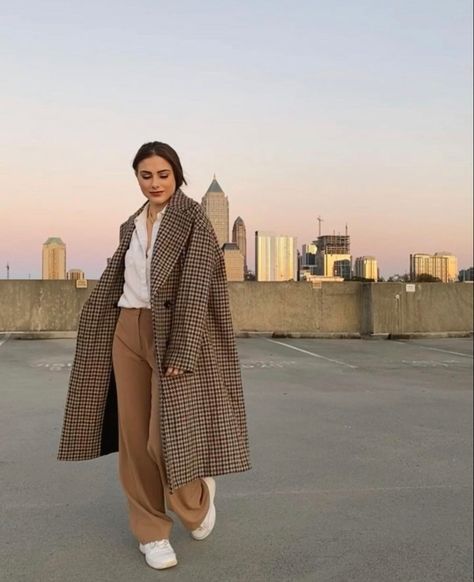 Casual outfit inspiration Check Coats For Women, Brown Houndstooth Coat Outfit, Brown Check Coat Outfit, Brown Plaid Suits Women, Brown Plaid Coat Outfit, Brown Plaid Jacket Outfit, Plaid Blouse Outfit, Plaid Trench Coat Outfit, Checked Coat Outfit