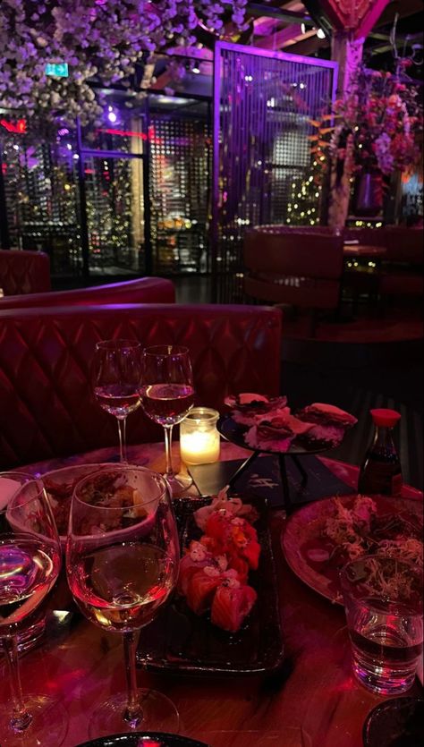 Fancy Restaurant Aesthetic Night Food, Nice Dinner Aesthetic, Dior Core, Forex Lifestyle, Dark Restaurant, Home Alcohol Bar, 17th Birthday Ideas, Restaurant Pictures, Fancy Restaurants