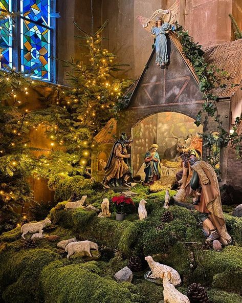 CHRISTMAS IN ALSACE WITH CAROLINE – Charlotte sy Dimby Nativity Displays Ideas, Christmas Navity Scene Ideas, Christmas Belen Design, Large Nativity Scene Display Indoor, Navity Scene Display, Crib For Christmas, Crib Ideas Christmas, Crib Ideas Christmas Diy, Belen Christmas Decor Diy