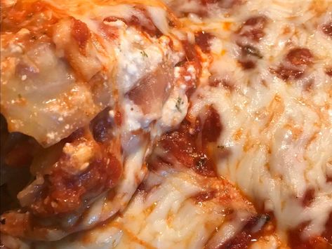 This very filling, low-carb lasagna recipe uses cabbage leaves in place of lasagna noodles. You may find it every bit as good if not better than traditional lasagna. Slow Cooker Ravioli Lasagna, Slow Cooker Ravioli, Cabbage Lasagna, Cabbage Dishes, Cabbage Casserole Recipes, Cabbage Roll Casserole, Low Carb Lasagna, Ravioli Lasagna, Traditional Lasagna