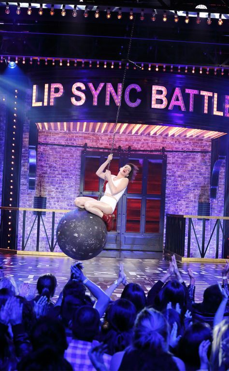 Anne Hathaway from Lip Sync Battle Performances | E! Online Ann Hathaway, Amazon Prime Shows, Bizarre Pictures, Lip Sync Battle, Ll Cool J, Wrecking Ball, Lip Sync, Weird Stories, How To Be Likeable