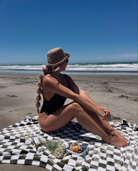 Bucket Hat Beach Outfit, Bucket Hat Hairstyles, Bubble Braid Hairstyle, Bucket Hat Beach, Checkered Blanket, Beach Bucket Hat, Bubble Braid, Braid Hairstyle, Crochet Bucket