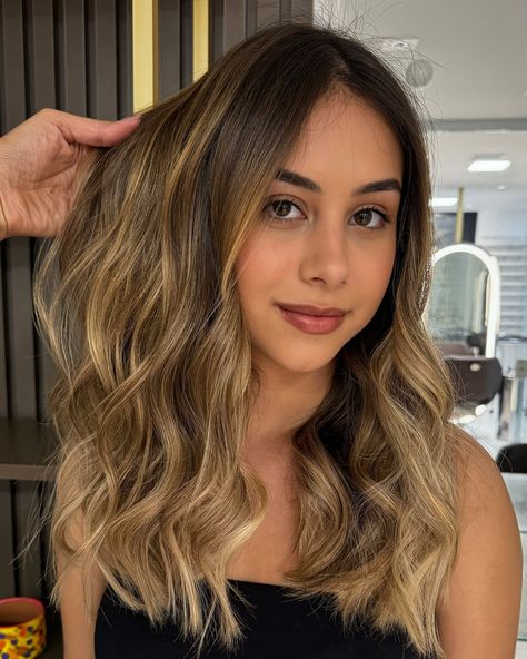 Mechas loiro dourado: um toque de luz que transforma e ilumina! ✨💁‍♀️ #Brilho #Transformação #mechasloiras New Me, Top 10, Blonde, Hair Styles, Hair, Pins