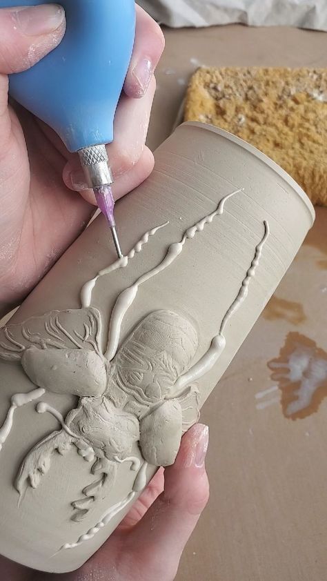 Ceramic Carving Designs, Beetle Ceramic, Ceramic Beetle, Beetle Sculpture, Ceramic Art Sculpture, Ceramic Ideas, Pottery Crafts, Pottery Classes, Ceramics Pottery Art