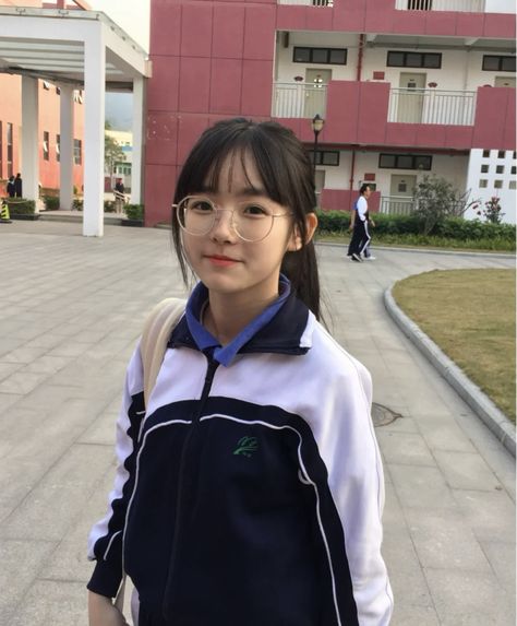 Chinese School Uniform Girl, China School Uniform, Popular Girl Aesthetic High School, Korean High School Student, Chinese School Uniform, School Sports Outfits, Korean Highschool, Japanese High School Uniform, School Uniform Girl