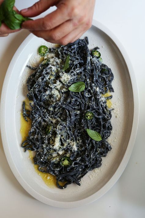 How to Make Squid Ink Pasta Squid Ink Pasta Recipe, Squid Pasta, Squid Ink Spaghetti, Black Pasta, Ink Pasta, Pasta Toppings, Squid Ink Pasta, Pasta Fatta In Casa, How To Cook Rice