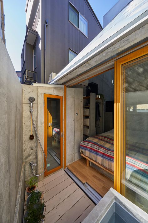 Takeshi Hosaka designs tiny house in Tokyo with funnel-like roofs Japanese Tiny House Design, Concrete Tiny House, Japanese Tiny House, Takeshi Hosaka, Home Gym Design Garage, Outdoor Bath, Japanese Architect, Micro House, Arch Design