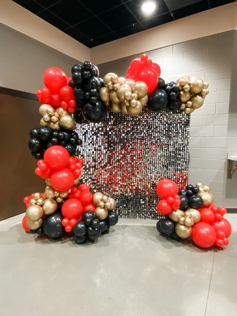 Black Red Balloon Decoration, Red Balloon Garland, Red Carpet Photo Booth, Balloon Table Centerpieces, Balloons Galore, Casino Birthday, Moms 50th Birthday, Sequin Wall, Black And Gold Balloons