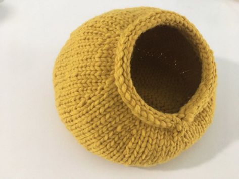 Knit a Knifty Kitten Cocoon For Your Itty Bitty Kitty! | KnitHacker Crochet Cat Pod, Cat Pod, Patterns For Toys, Cat Knitting, Roving Yarn, Cute Bedding, Knitted Cat, Barbie Patterns, Knitted Wit