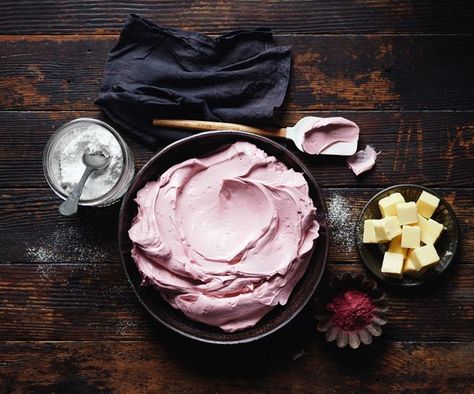 This easy step-by-step video for how to make buttercream will have you whipping up the deliciously decadent icing in no time. Lemon Sour Cream Cake, Vanilla Biscuits, Homemade Lemonade Recipes, Moist Cupcakes, Banana Coffee, Victoria Sponge Cake, Caramel Frosting, Walnut Cake, Best Slow Cooker