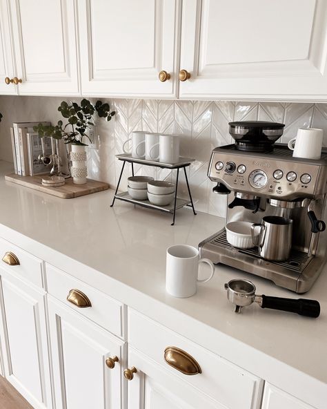 Coffee Bar Styling, Coffee Bar Ideas Kitchen Counter, Coffee Station Kitchen, Kitchen Countertop Decor, Bar In Casa, Countertop Decor, Coffee Bars In Kitchen, Home Coffee Stations, Coffee Nook