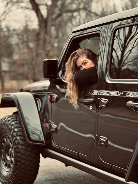 null Desert Photoshoot Ideas, Jeep Wrangler Girl, Foto Cars, Auto Jeep, Cowgirl Photoshoot, Foto Cowgirl, Jeep Photos, Classy Street Style, Car Poses