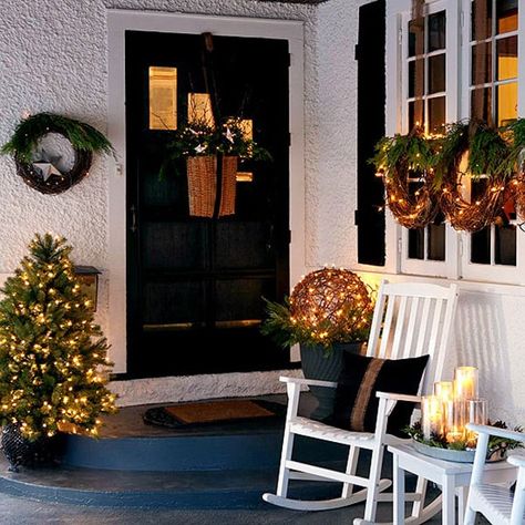 56 Amazing front porch Christmas decorating ideas Christmas Entry, Christmas Front Porch, Christmas Front Doors, Christmas Porch Decor, Outdoor Holidays, Front Porch Christmas Decor, Outdoor Holiday Decor, Pretty Christmas, Christmas Door Decorations