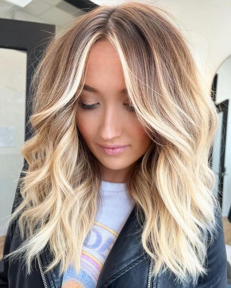 Icy Blonde Hair with Brown Roots Blonde Hair With Brown Roots, Hair Colors Trending, Blonde Bayalage, Best Blonde Hair, Pale Blonde Hair, Copper Blonde Hair Color, Blonde Hair Colors, Balayage Blond, Icy Blonde Hair