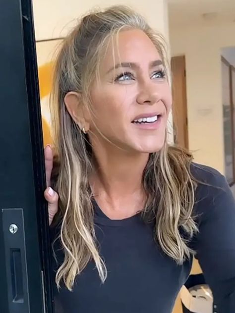 Jennifer Aniston Gray Hair, Jennifer Aniston Hair Color 2023, Jennifer Aniston Grey Hair, Jennifer Anniston Hair Colour, Jennifer Aniston Hair 2023, Jennifer Aniston Layered Hair, Grey Blonde Hair Going Gray, Grey Hair Growing Out, Herringbone Highlights