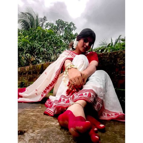 Bestfriend Captions For Instagram, Red And White Saree, Saree Poses, Best Friend Poses, Self Portrait Poses, Saree Photoshoot, To Get, Beautiful Dresses For Women, Cool Instagram Pictures