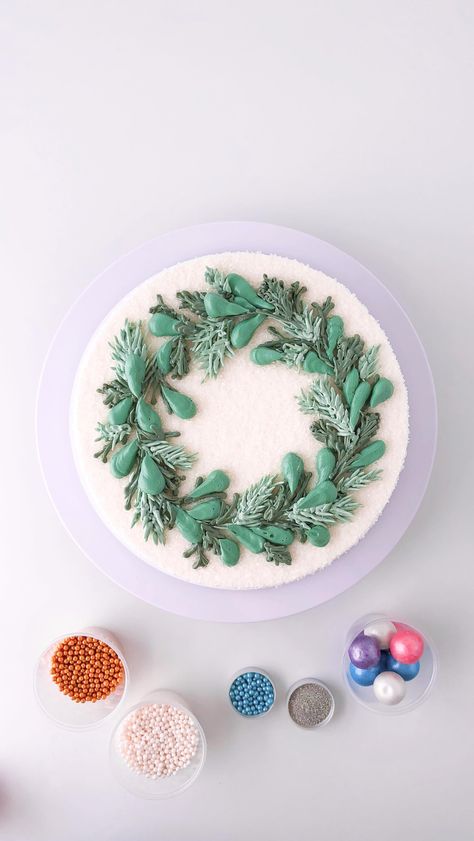 Eat Cake Be Merry - Liz Shim (@eatcakebemerry) • Fotografije i videozapisi na Instagramu Christmas Bake Off, Wreath Cake, Christmas Cake Designs, Green Wreath, Be Merry, Holiday Cakes, Simple Green, Festive Design, Buttercream Cake