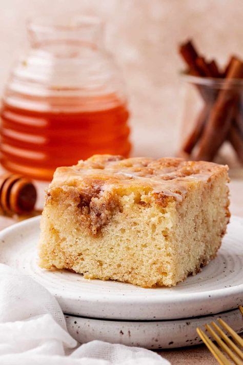 Honey Bun Cake Honey Bun Cake Recipe, Bun Cake Recipe, Vanilla Layer Cake Recipe, Homemade Yellow Cake, Easy Delicious Cakes, Honey Bun Cake, Food Processor Uses, Cinnamon Roll Icing, Cinnamon Filling