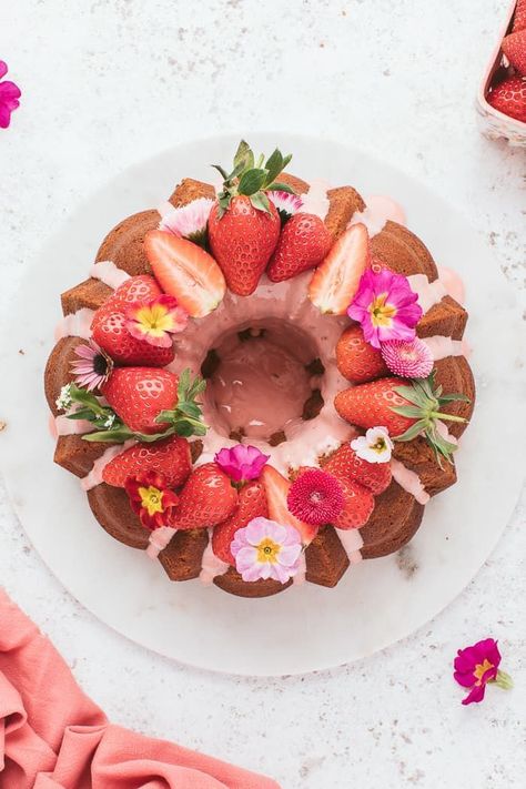 This classic Strawberry Bundt Cake is the go-to dessert for the spring and summer seasons. Bundt Cake Decorations, Easter Bundt Cake, Strawberry Bundt Cake, Easter Strawberry, Leftover Strawberries, Strawberry Birthday Cake, Swiss Rolls, Nothing Bundt Cakes, Lemon Bundt Cake