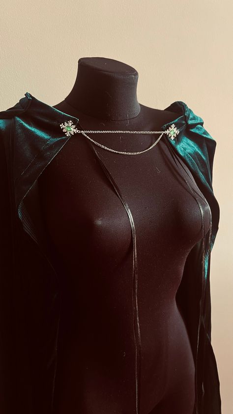 Dark Green Capelet, Velvet Renaissance Capelet With Clasps, One Shoulder Cape, LARP Cloak, Medieval Velvet Cape Cape tie around chest, you can change fashion and wear to the both shoulders and cover back Clasps with chain work like pins Length 75 cm (29,52 inches) Shipping terms to 25-45 days Cloak Of Displacement, Types Of Capes, Diy Capelet, Shoulder Cloak, Queen Cape, Side Cape, Cloak Medieval, Winter Wedding Cape, Royal Cape