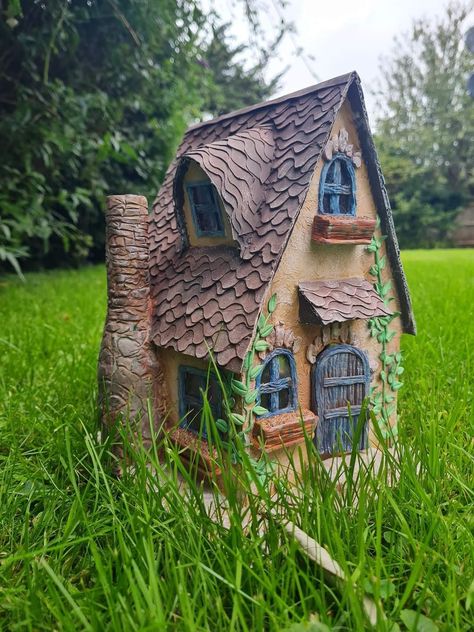 Diy Cotswold Miniature Cottage made out of cardboard Cardboard Cottage, Miniature Cardboard, House Cardboard, Craft Cardboard, Wedding Picnic, Miniature Cottage, Cotswold Cottage, Cardboard Craft, Diy Tiny House