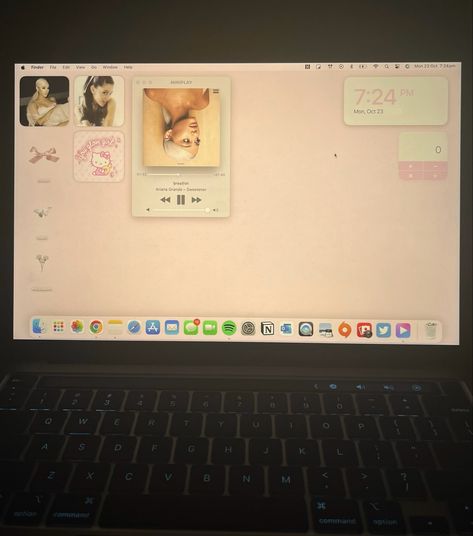 Macbook Lockscreen Aesthetic Pink, Pink Mac Desktop, Macbook Manifestation, Macbook Music Aesthetic, Ariana Grande Macbook, Macbook Coquette, Macbook Hacks, Apple Laptop Macbook, Pink Macbook