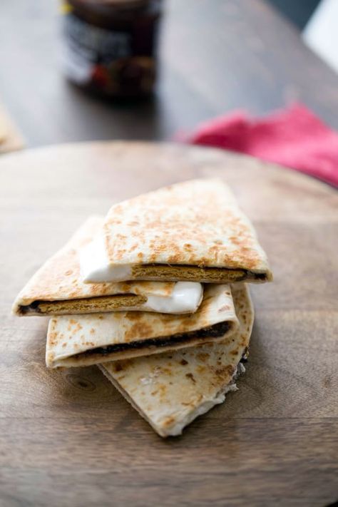 S'mores Quesadilla is meltingly delicious. The chocolate spread and marshmallow fluff will make your mouth happy. Dessert Quesadilla, Toddler Treats, Camping Smores, Chocolate Frogs, Yummy Summer Drinks, Smores Dessert, Smore Recipes, Quesadilla Recipe, Quesadilla Recipes