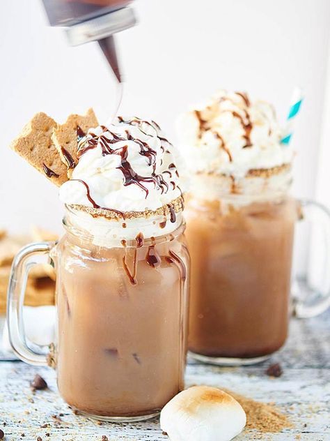 This S’Mores Iced Coffee is creamy, chocolatey, filled with marshmallow fluff and has a fun chocolate and graham cracker rim! It’s a caffeinated S’Mores in a glass! showmetheyummy.com #smores #chocolate #coffee #dessert #breakfast #marshmallow Shrimp Bbq Recipes, Summer Drinks Alcohol, Dessert Breakfast, Berry Breakfast, Chocolate Graham Crackers, Drink Alcohol, Refreshing Food, Starbucks Copycat, Tasty Kitchen