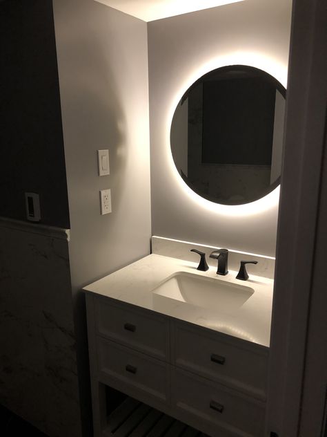 Diy Backlit Mirror Bathroom, Diy Backlight Mirror, Backlit Vanity Mirror, Diy Backlit Mirror, Backlight Mirror, Spiegel Diy, Backlit Bathroom Mirror, Condo Bathroom, Tropical Bathroom