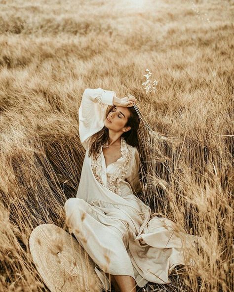 Woman In Field Photography, Grain Field Photography, Grassland Photoshoot, Summer Field Photoshoot, Wheat Field Photoshoot, Wheat Field Photography, Wheat Field Photos, Grain Field, Boho Photoshoot