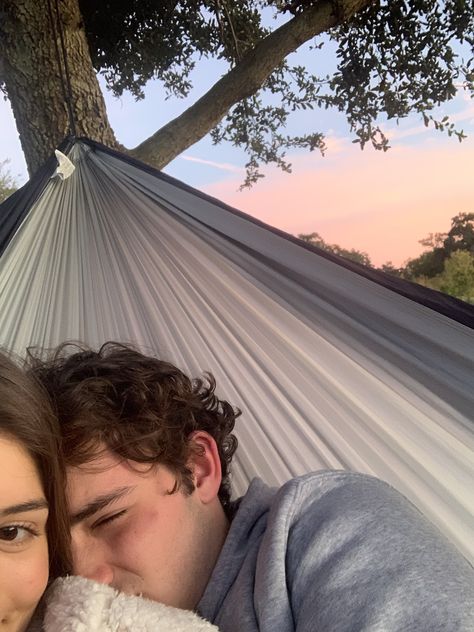 couple cute hammock boyfriend sunset Hammock With Boyfriend, Boyfriend Summer Aesthetic, Cute Summer Couples, Hammock Date, Sunset Pictures With Boyfriend, Hammock Couple, Cute Pics To Take With Your Boyfriend, Couple Wallpaper Ideas, Summer Couple Goals