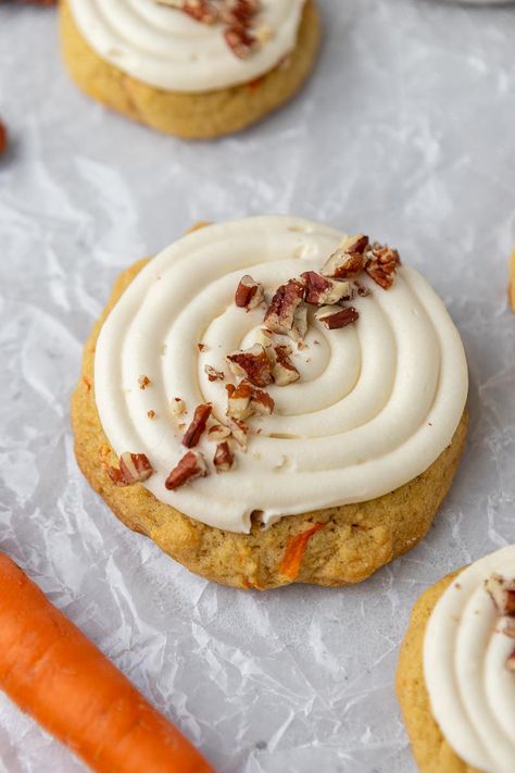 Thiese Crumbl carrot cake cookies recipe is perfect for Christmas, Thanksgiving, and easter. It is spiced and frosted with homemade frosting. Crumbl Carrot Cake Cookie Copycat, Desert Cookies, Carrot Cake Cookies Recipe, Copycat Cookies, Cake Cookies Recipe, Crumbl Copycat, Crumble Cookie Recipe, Lifestyle Of A Foodie, Crumble Cookie