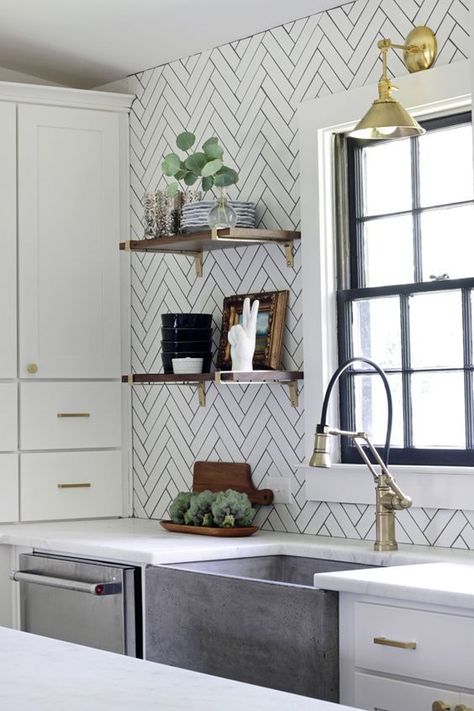 cube inspired white tiles with black grout stand out and make the kitchen look cooler Backsplash Herringbone, Trendy Kitchen Tile, Hunted Interior, Subway Tile Backsplash Kitchen, Black Grout, White Subway Tile Backsplash, Minimalist Dekor, Kabinet Dapur, Subway Tile Kitchen