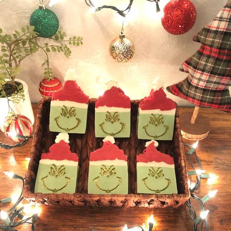 Grinch Soap Ideas, Christmas Soap Ideas Cold Process, Grinch Soap, Christmas Soaps, Christmas Soap Ideas, Christmas Tree Feathers, Soap Design Ideas, Cold Process Soap Designs, Diy Soap Bars