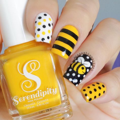 Bumble Bee Nails, Bee Nails, Fingernail Designs, Fancy Nails Designs, Sweater Nails, Matte Nails Design, Pretty Nail Art Designs, Pretty Nail Art, Yellow Nails